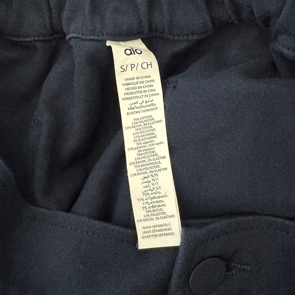 ALO Yoga women’s Straight-Leg Pants in Navy - Picture 3 of 3